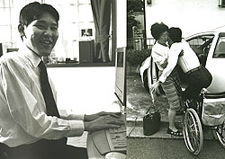 写真:パソコンに向かう間藤裕也さん。普段はお母さんの介護が必要です