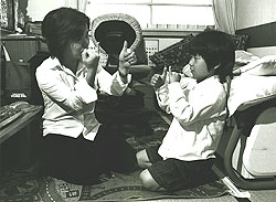 写真:一人息子の「かずくん」と口話&手話でおしゃべりする、安藤美紀さん