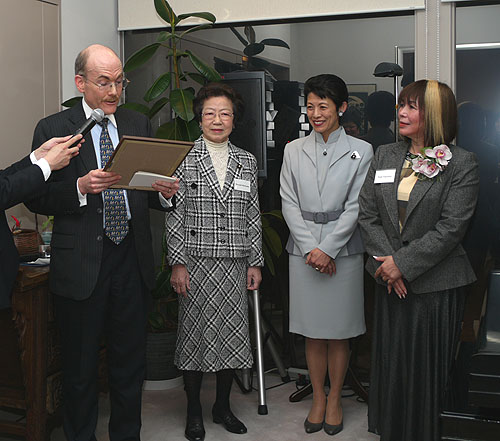 Charge d'Affairs Zumwalt, Former Minister Moriyama, Princess Takamadonomiya, and Nami from the left) 
