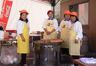 休憩所で豚汁を作るボランティアのお母さん方