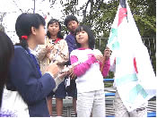 応援ありがとう!旗を持ち応援する小学生の女の子
