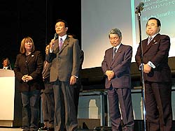写真：前列左からナミねぇ、麻生大臣、柳澤大臣、冬柴大臣