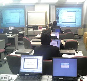 写真：今回のセミナー会場となる厚生労働省のパソコンセミナールーム風景