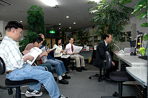 写真：テレビ会議に臨むネオメイト担当者とプロップ神戸オフィスのスタッフたち