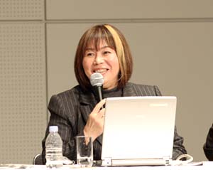 写真:シンポジウムで講演するナミねぇ