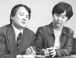 福島さんと指点字通訳の方の写真