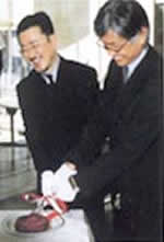 矢崎和彦代表取締役社長と本保芳明日本郵政公社理事の写真