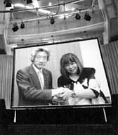 小泉首相のビデオメッセージの写真