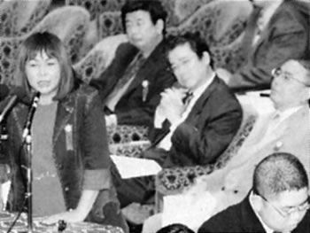 公聴会での竹中ナミの写真