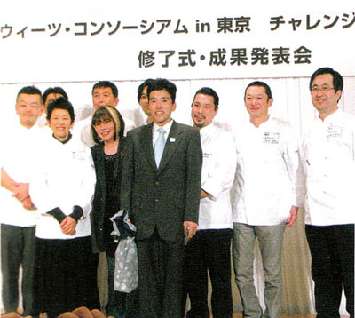 小島幸夫さんと講師たちの写真