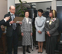 [写真]左から、表彰状を読み上げるジェームス・P・ズムワルト在日米国大使館臨時代理大使、来賓の森山真弓元法務相、高円宮妃、ナミねぇ　